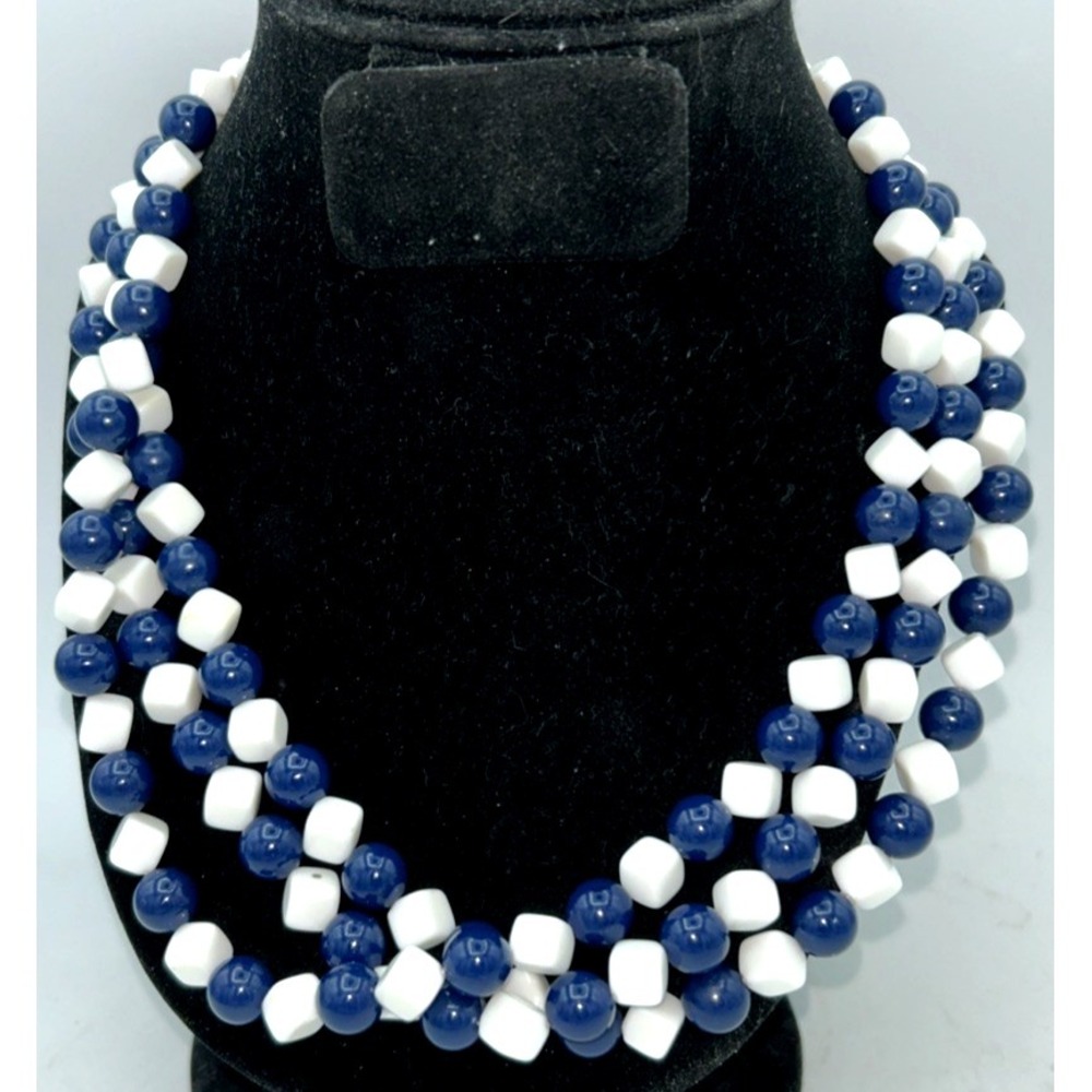 VTGโ White & Dark Blue Plastic Beaded Necklace Costume Jewelry Retro 18.5"